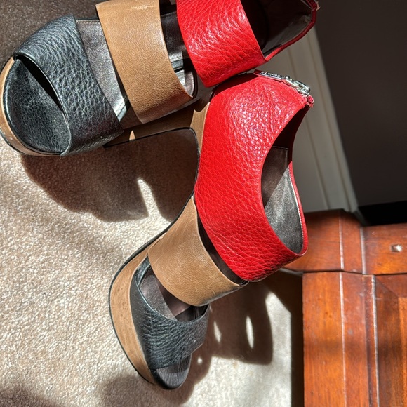 Calvin Klein - Picture 2 of 3